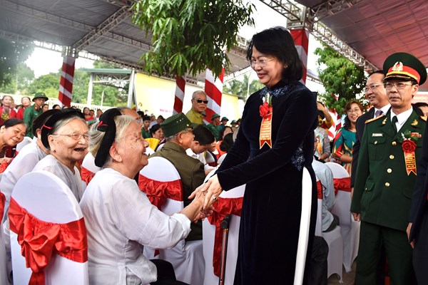 Phó Chủ tịch nước trao danh hiệu Anh hùng lực lượng vũ trang nhân dân cho xã Ninh Hiệp - Anh 3