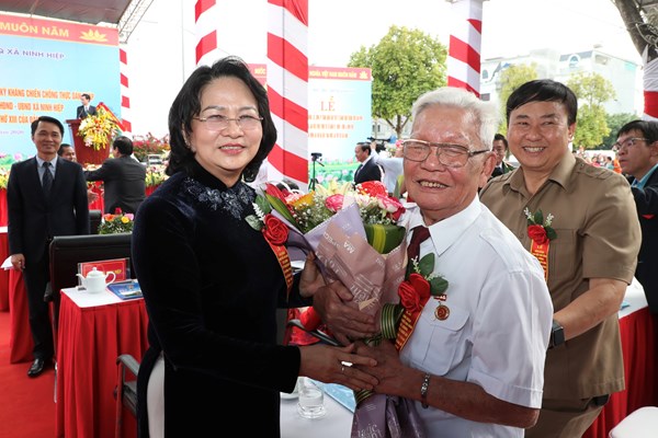 Phó Chủ tịch nước trao danh hiệu Anh hùng lực lượng vũ trang nhân dân cho xã Ninh Hiệp - Anh 4