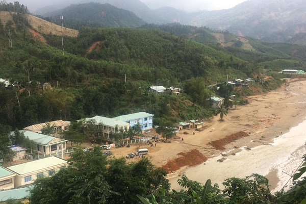 Báo Văn Hóa “chia sẻ yêu thương” đến người dân thiệt hại sau bão lũ tại Quảng Nam, Quảng Ngãi - Anh 2