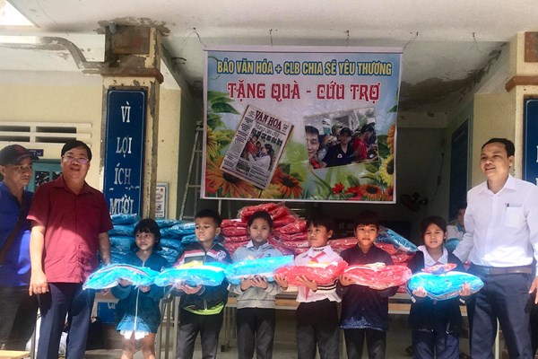 Báo Văn Hóa “chia sẻ yêu thương” đến người dân thiệt hại sau bão lũ tại Quảng Nam, Quảng Ngãi - Anh 3