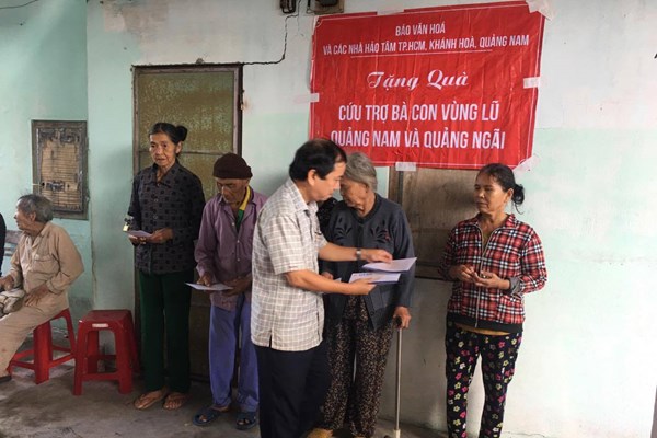 Báo Văn Hóa “chia sẻ yêu thương” đến người dân thiệt hại sau bão lũ tại Quảng Nam, Quảng Ngãi - Anh 8