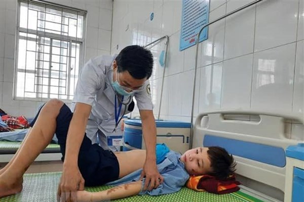 Chủ quán bánh xèo đánh đập cháu bé ở Bắc Ninh: Xâm phạm nghiêm trọng quyền trẻ em - Anh 1