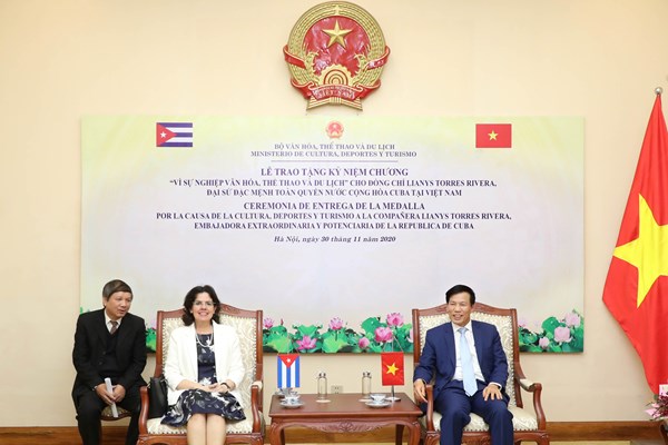 Trao tặng Kỷ niệm chương Vì sự nghiệp Văn hóa, Thể thao và Du lịch cho Đại sứ Cuba tại Việt Nam - Anh 1