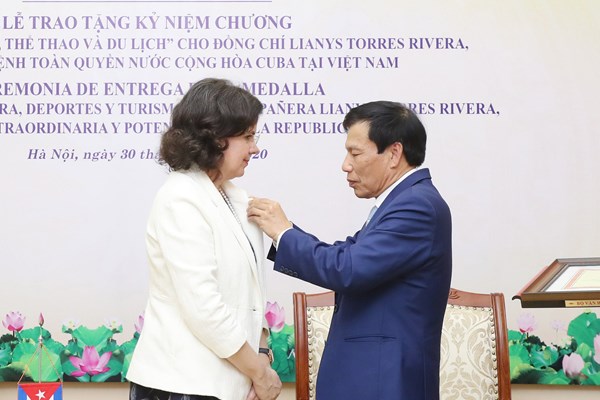 Trao tặng Kỷ niệm chương Vì sự nghiệp Văn hóa, Thể thao và Du lịch cho Đại sứ Cuba tại Việt Nam - Anh 3
