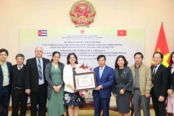 Trao tặng Kỷ niệm chương Vì sự nghiệp Văn hóa, Thể thao và Du lịch cho Đại sứ Cuba tại Việt Nam - Anh 5