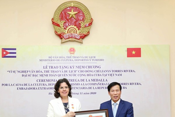 Trao tặng Kỷ niệm chương Vì sự nghiệp Văn hóa, Thể thao và Du lịch cho Đại sứ Cuba tại Việt Nam - Anh 4