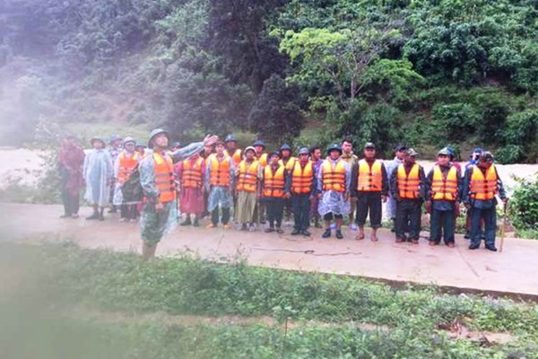 Giải cứu nhóm du khách mắc kẹt trên núi Tà Giang - Anh 1