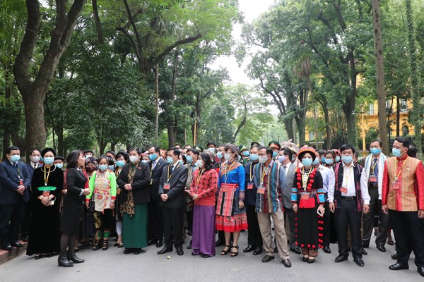 Đoàn đại biểu các dân tộc thiểu số viếng Lăng Chủ tịch Hồ Chí Minh và tưởng niệm các Anh hùng liệt sĩ - Anh 7