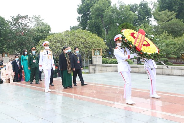 Đoàn đại biểu các dân tộc thiểu số viếng Lăng Chủ tịch Hồ Chí Minh và tưởng niệm các Anh hùng liệt sĩ - Anh 8
