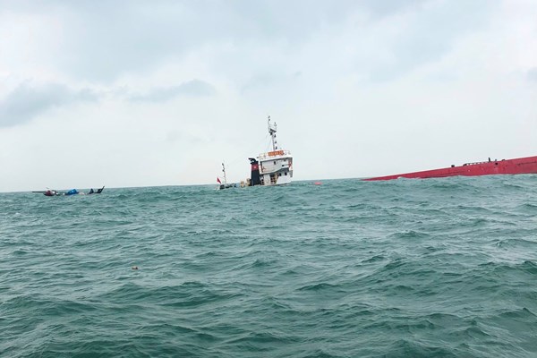 Cứu hộ 10 người trên tàu hàng có nguy cơ bị chìm ở vùng biển Cù Lao Chàm - Anh 1