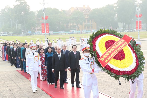 Đại biểu Đại hội Thi đua yêu nước toàn quốc vào Lăng viếng Chủ tịch Hồ Chí Minh - Anh 1