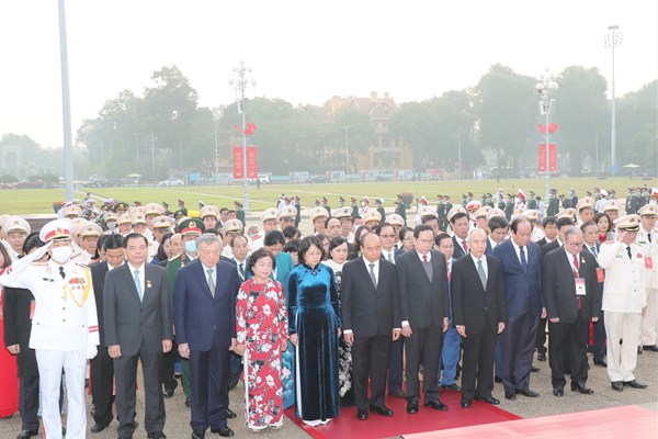 Đại biểu Đại hội Thi đua yêu nước toàn quốc vào Lăng viếng Chủ tịch Hồ Chí Minh - Anh 2