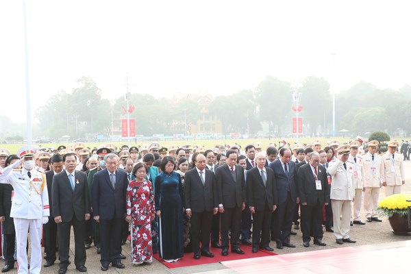 Đại biểu Đại hội Thi đua yêu nước toàn quốc vào Lăng viếng Chủ tịch Hồ Chí Minh - Anh 3