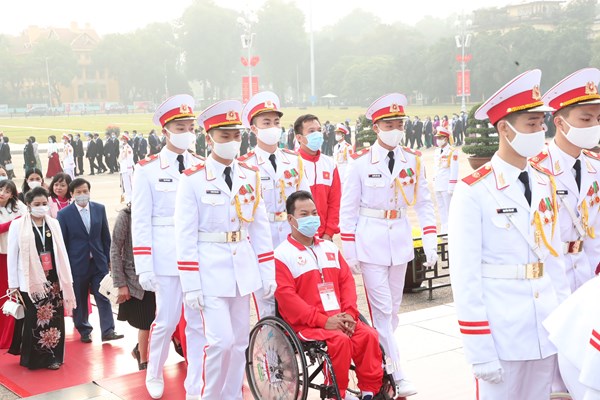 Đại biểu Đại hội Thi đua yêu nước toàn quốc vào Lăng viếng Chủ tịch Hồ Chí Minh - Anh 8