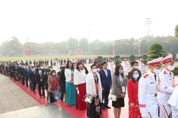 Đại biểu Đại hội Thi đua yêu nước toàn quốc vào Lăng viếng Chủ tịch Hồ Chí Minh - Anh 7