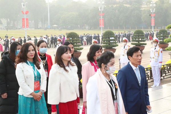 Đại biểu Đại hội Thi đua yêu nước toàn quốc vào Lăng viếng Chủ tịch Hồ Chí Minh - Anh 6