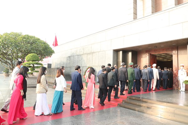 Đại biểu Đại hội Thi đua yêu nước toàn quốc vào Lăng viếng Chủ tịch Hồ Chí Minh - Anh 15