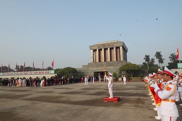 Đại biểu Đại hội Thi đua yêu nước toàn quốc vào Lăng viếng Chủ tịch Hồ Chí Minh - Anh 17
