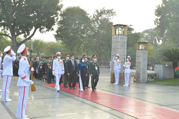 Đại biểu Đại hội Thi đua yêu nước toàn quốc vào Lăng viếng Chủ tịch Hồ Chí Minh - Anh 4