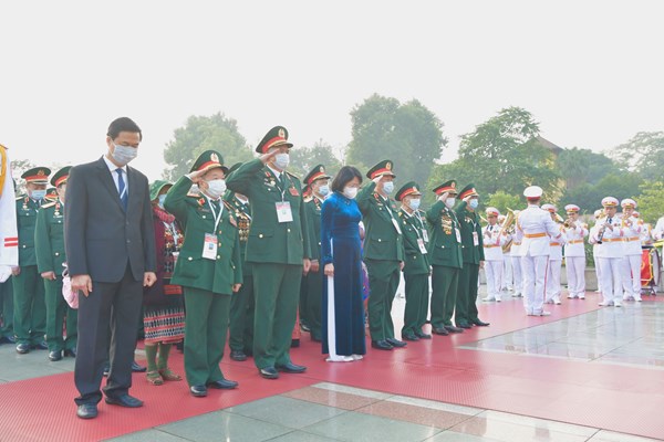 Đại biểu Đại hội Thi đua yêu nước toàn quốc vào Lăng viếng Chủ tịch Hồ Chí Minh - Anh 5