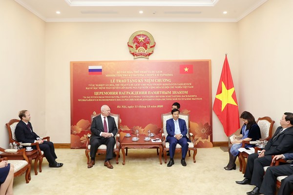Bộ trưởng Nguyễn Ngọc Thiện trao tặng Kỷ niệm chương cho Đại sứ LB Nga tại Việt Nam - Anh 1