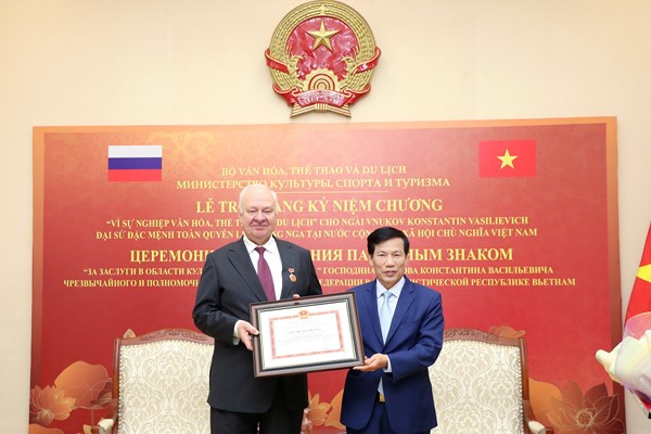 Bộ trưởng Nguyễn Ngọc Thiện trao tặng Kỷ niệm chương cho Đại sứ LB Nga tại Việt Nam - Anh 2
