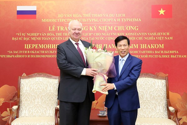 Bộ trưởng Nguyễn Ngọc Thiện trao tặng Kỷ niệm chương cho Đại sứ LB Nga tại Việt Nam - Anh 3