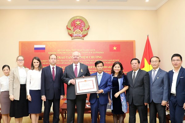 Bộ trưởng Nguyễn Ngọc Thiện trao tặng Kỷ niệm chương cho Đại sứ LB Nga tại Việt Nam - Anh 4