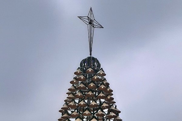 Độc đáo cây thông Noel làm từ 1.000 chiếc nón lá - Anh 1