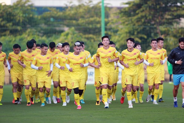 Đội tuyển quốc gia đá giao hữu ủng hộ đồng bào miền Trung và Tây Nguyên - Anh 2
