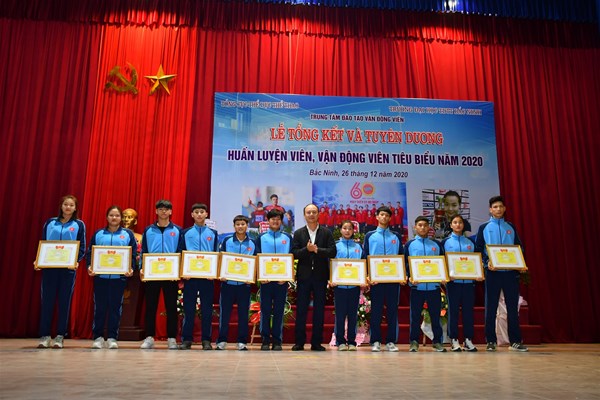 Trường Đại học Thể dục thể thao Bắc Ninh tôn vinh các HLV, VĐV tiêu biểu - Anh 1