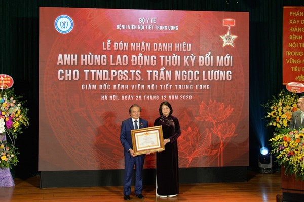 “Cha đẻ” của kỹ thuật nội soi “Dr Luong” nhận danh hiệu Anh hùng Lao động thời kỳ đổi mới - Anh 1