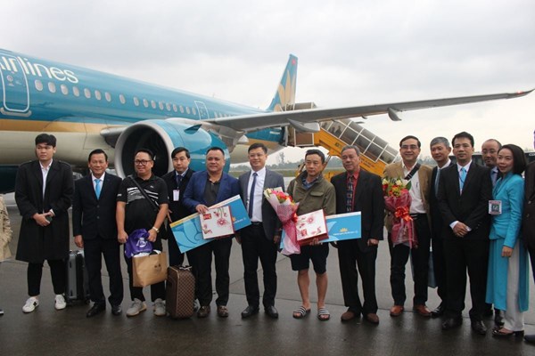 Đón đoàn khách đầu tiên đến Huế năm 2021 bằng đường hàng không - Anh 1