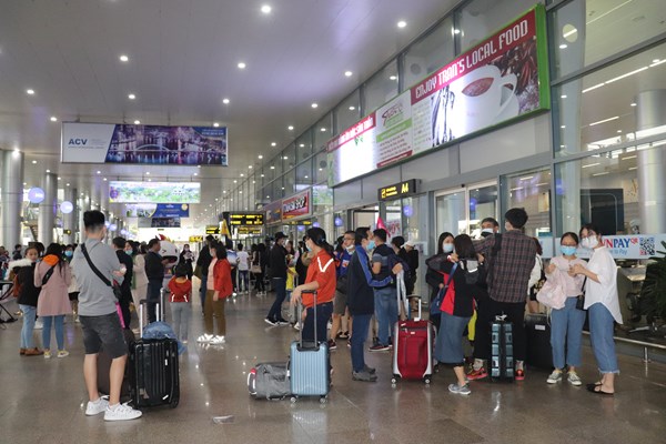 Sân bay quốc tế Đà Nẵng nhộn nhịp đón khách đầu năm mới - Anh 1