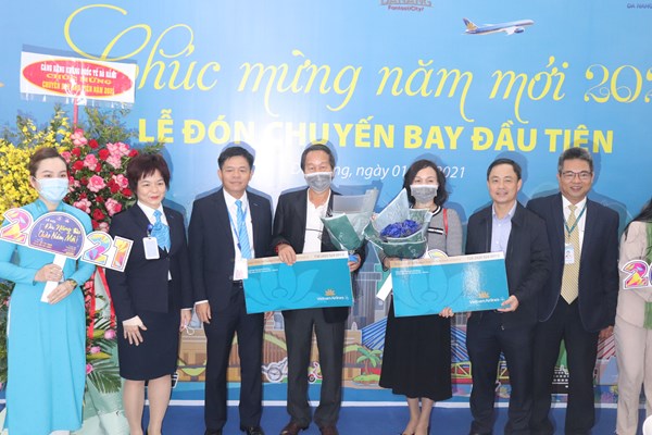 Sân bay quốc tế Đà Nẵng nhộn nhịp đón khách đầu năm mới - Anh 3