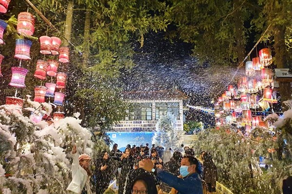 Lào Cai đón đoàn khách đầu năm mới 2021 và tổ chức Lễ hội Tuyết Sa Pa - Anh 3