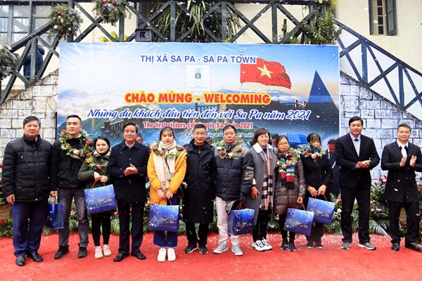 Lào Cai đón đoàn khách đầu năm mới 2021 và tổ chức Lễ hội Tuyết Sa Pa - Anh 1
