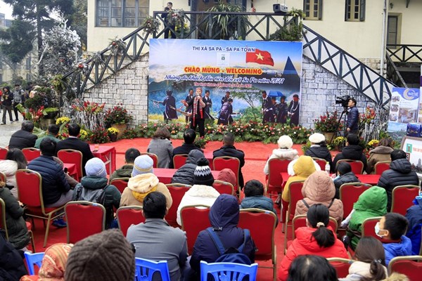 Lào Cai đón đoàn khách đầu năm mới 2021 và tổ chức Lễ hội Tuyết Sa Pa - Anh 2