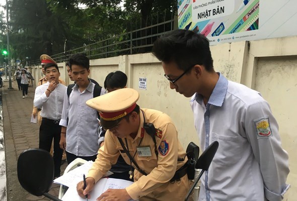 Cha mẹ học sinh ở Hà Nội phải ký cam kết về đảm bảo ATGT - Anh 1
