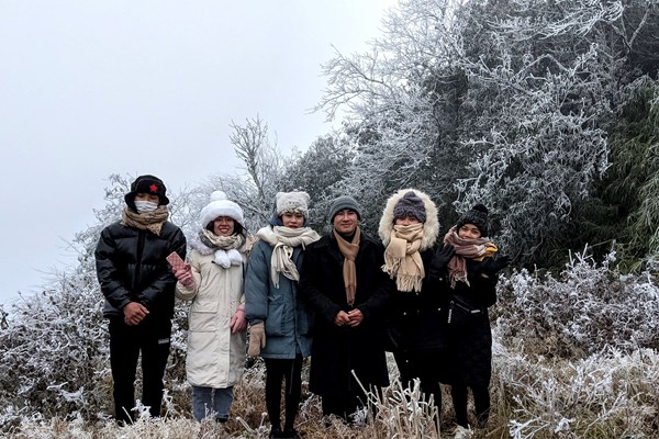 Khách du lịch rủ nhau đi Sa Pa, Cao Bằng, Mẫu Sơn ngắm băng tuyết - Anh 10