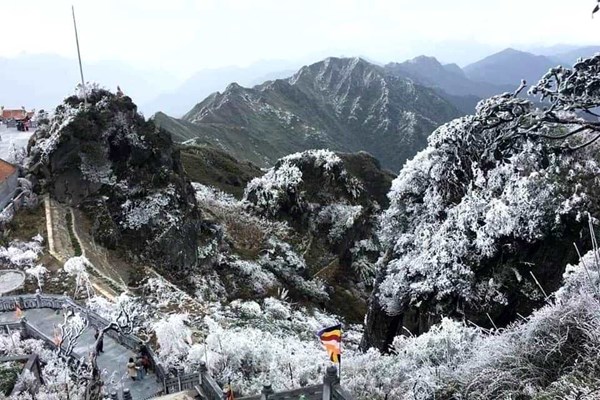 Khách du lịch rủ nhau đi Sa Pa, Cao Bằng, Mẫu Sơn ngắm băng tuyết - Anh 1