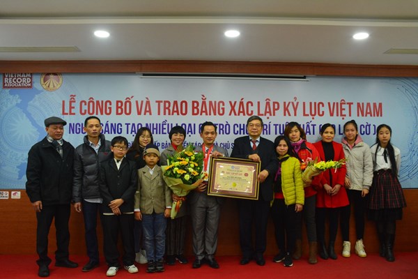 Tổ chức Kỷ lục Việt Nam trao kỷ lục sáng tạo mới - Anh 2
