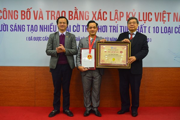Tổ chức Kỷ lục Việt Nam trao kỷ lục sáng tạo mới - Anh 1