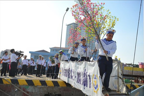 Đưa quà xuân của mọi miền quê hương ra Nhà giàn DK1 - Anh 1