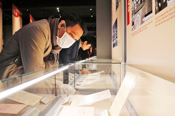 Hơn 200 hiện vật quan trọng tại trưng bày “ Đảng Cộng sản Việt Nam- Từ Đại hội đến Đại hội” - Anh 7