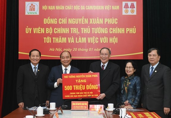 Thủ tướng thăm và làm việc với Hội nạn nhân chất độc da cam/dioxin Việt Nam - Anh 1
