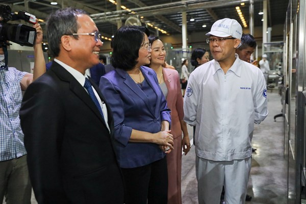 Phó Chủ tịch nước đến thăm người lao động tại nhà máy sữa 4.0 của Vinamilk trước thềm Tết Tân Sửu - Anh 4