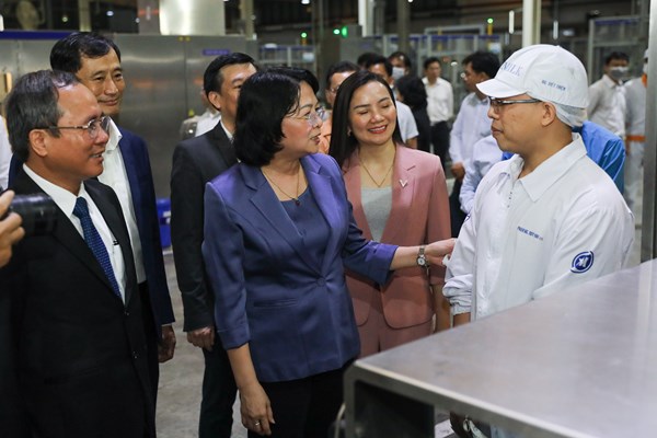 Phó Chủ tịch nước đến thăm người lao động tại nhà máy sữa 4.0 của Vinamilk trước thềm Tết Tân Sửu - Anh 5