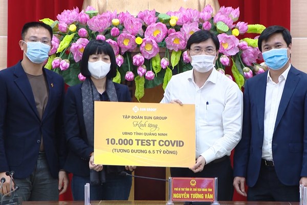 Sun Group trao tặng bộ test xét nghiệm Covid-19 trị giá 6,5 tỉ đồng cho Quảng Ninh - Anh 1