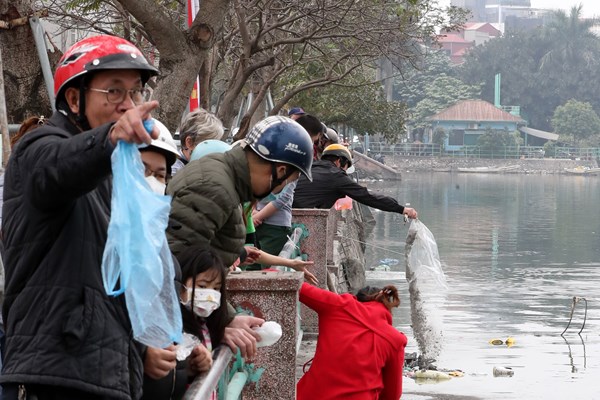 Ha Noi: Nhung hinh anh chua dep trong ngay ong Cong, ong Tao - Anh 6